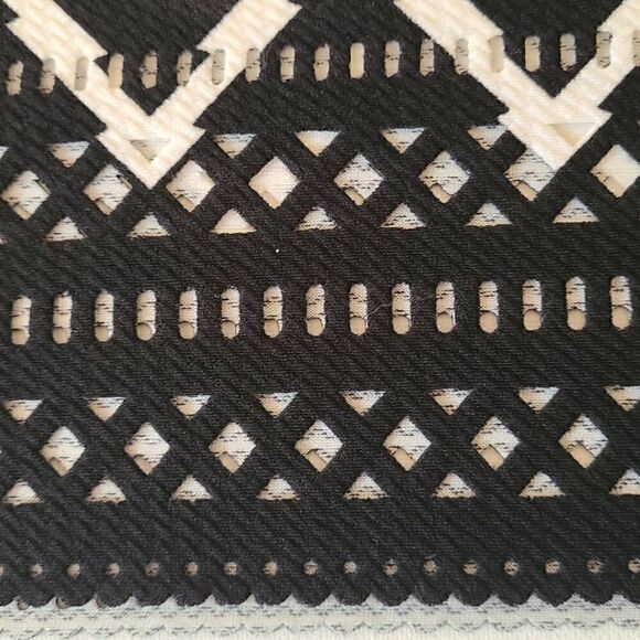 Tahari Arthur S. Levine Black White Print Short Sleeve Laser Trim Top Large - Picture 6 of 9